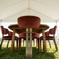 Chaise de restaurant et d'hôtel moderne de luxe en métal doré et acier inoxydable avec revêtement en velours pour événements et mariages