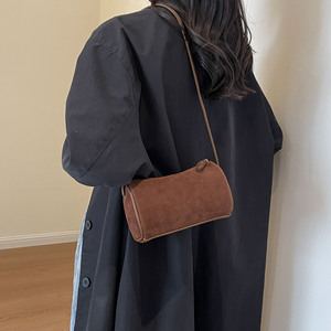 Sac bandoulière cylindrique en daim avec fermeture éclair pour usage quotidien, mini sac à main marron pour femme, collection Printemps 2025 - Product Image 2