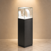Vitrine de présentation de bijoux de luxe en verre avec éclairage LED, finition dorée, moulures étagées et base polie foncée pour boutique