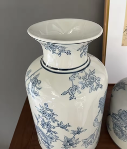 Vaso in ceramica blu e bianco tradizionale in stile cinese con grazioso motivo a <span class=keywords><strong>flora</strong></span> come abito decorativo in ufficio e casa - Product Image 2