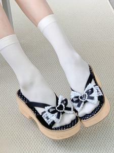 Nuevas zapatillas estilo japonés con forma de lazo y corazón, suela gruesa, plataforma con estampado de madera, tipo Mary Jane, sin cordones, con tacón grueso - COS - Product Image 4