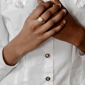 Anillo de moda para mujer con <span class=keywords><strong>sello</strong></span> de impresión dorado y emblema Anillos de acero inoxidable Joyería de moda - Product Image 5