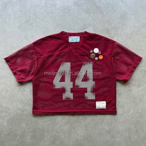เสื้อผ้าออกแบบเอง เสื้อผ้าสตรีทแวร์ฤดูร้อน เสื้อยืดคอกว้างทรงบ็อกซี่สีแดง เสื้อฟุตบอลสำหรับผู้ชาย เสื้อฟุตบอลตาข่ายสำหรับผู้ชาย - Product Image 1