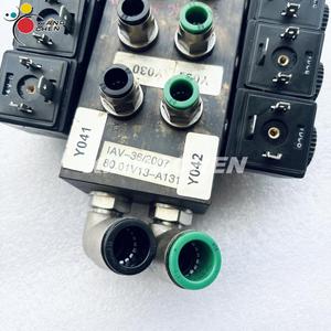 Bloque de Válvulas EM Original Usado 80.01V13-A131 para Impresora Offset Roland 700, Piezas de Repuesto IAV-36/2007 - Product Image 2