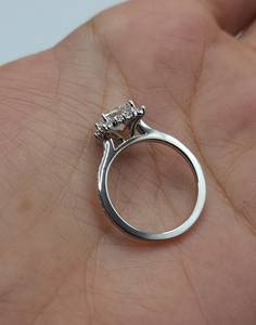 Anillo de Compromiso con Halo de Diamantes de Corte Princesa Cultivados en Laboratorio de 1.63 Ct, Oro de 14K con Baño de Rodio, Certificado IGI - Product Image 4
