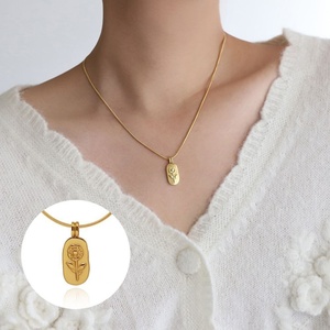 Collier pendentif carré en acier inoxydable plaqué or 18 carats, motif fleur vintage gravée (pissenlit, tournesol), chaîne serpent, forme irrégulière - Product Image 3
