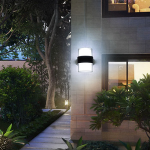 Applique LED rotonda nera IP54 10W, ideale per illuminazione esterna e protezione contro acqua e polvere. - Product Image 3