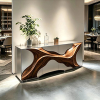 Buffet 4 portes en fibre de verre argenté métallisé avec panneau sculpté à grain de bois naturel fluide pour mobilier d'entrée de villa haut de gamme