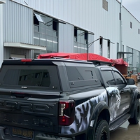 Capote de benne de pick-up en verre noir fendu en deux, en attente de confirmation