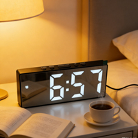 Jam Alarm Meja Kontrol Suara dengan Permukaan Cermin LED Digital Fashion dengan Kalender Elektronik Penyesuaian Kecerahan untuk Dekorasi Rumah.