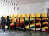 Chaise de formation empilable avec tablette d'écriture, porte-livres et crochets pour salle de classe, réunion, école, bureau, conférence