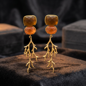 Pendientes Colgantes Étnicos Unisex en Tono Dorado con Diseño Único y Gema de Calcedonia Marrón para Boda - Product Image 2