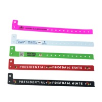 Bracelets jetables au toucher doux avec graphismes personnalisés pour l'accès aux lieux et aux fêtes