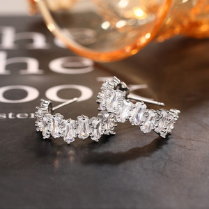 Orecchini a Cerchio Geometrici a Forma di C per Donne, con Accenti di Cristallo Quadrati e Rotondi, Accessori di Moda Minimalista - Product Image 5