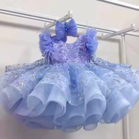 Robe tutu rose corail pour bébé avec bordure en plumes, corsage à paillettes scintillantes, jupe à volants, nœud assorti inclus, idéale pour les anniversaires