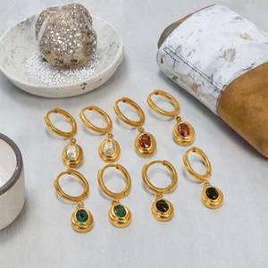 Pendientes Personalizados Simples de Acero Inoxidable con Baño de Oro PVD, Zirconia Colorida y Colgante Geométrico - Product Image 2