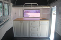 Remorque pour chevaux de haute qualité 3HAL-L900, chargement incliné, avec porte de caravane couleur personnalisée et moustiquaire.