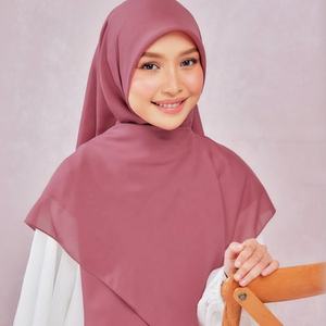 Fournisseur <span class=keywords><strong>de</strong></span> gros avec étiquette personnalisée, hijab en mousseline <span class=keywords><strong>de</strong></span> soie saoudien uni et coréen, foulards et châles pour enfants musulmans pour femmes - Product Image 3