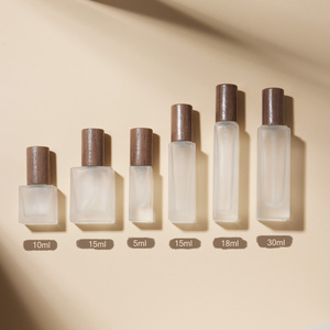Tùy Chỉnh In 5Ml 10Ml <span class=keywords><strong>15Ml</strong></span> 18Ml 25Ml Frosted Rỗng Mini Sương Phun Vuông Chai Nước Hoa Với Nắp Bằng Gỗ - Product Image 1