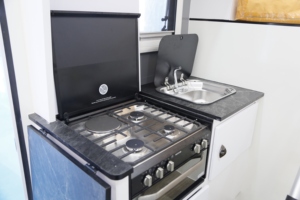 Ecocampor Truck Camper : Camping-car compact pour pick-up avec lit convertible, table et douche, idéal pour les voyages en camping en Australie et aux États-Unis - Product Image 5