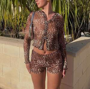 ชุดเซ็ต 2 ชิ้น ลายเสือดาว สำหรับผู้หญิง ขายส่ง เสื้อคอกลมแขนยาวผ้าซีทรูและกางเกงขาสั้นเข้ารูป ชุดลำลองสำหรับออกงานกลางคืน - Product Image 2