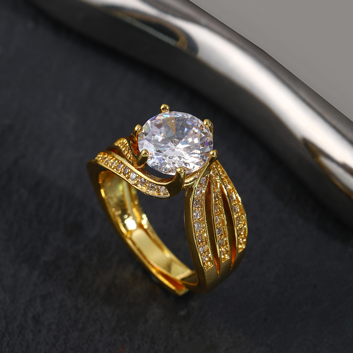 Golden yellow-white diamond