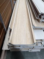 Nouveau modèle très demandé : Panneaux muraux cannelés en WPC travertin, revêtement mural décoratif intérieur en composite bois-plastique imperméable