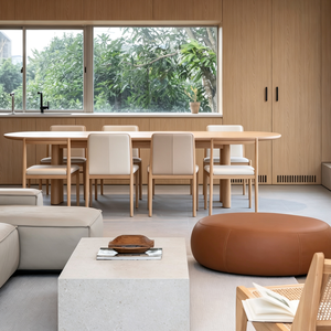 Diseño Completo de Muebles para Sala de Estar en Casa Adosada Estrecha, Estilo Moderno Minimalista Blanco, con Interior en Roble Claro y Cristal de Doble Altura - Product Image 3