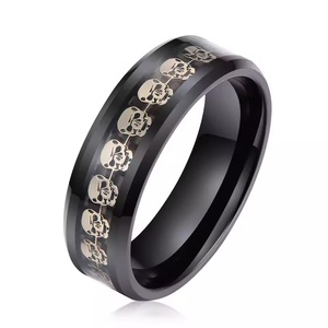 Due toni personalizzano gli ingranaggi celtici neri 8mm Mens anello di tungsteno con il modello blu fibra di carbonio fede nuziale regali per natale