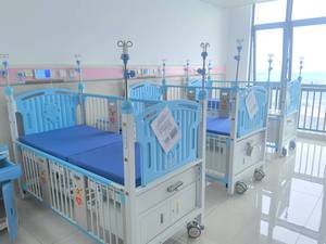 Lit pédiatrique entièrement fermé DF-Medical avec perfusion - Équipement médical pliable pour hôpitaux et écoles - Product Image 2