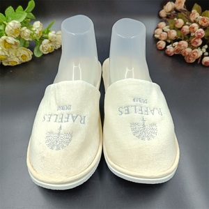 Chaussons jetables personnalisés en coton velours pour les clients de l'hôtel Chaussons unisexes Broderie du logo de l'hôtel <span class=keywords><strong>RAFFLES</strong></span> - Product Image 5