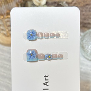 <span class=keywords><strong>Uñas</strong></span> Postizas Francesas Hechas a Mano en Color Rosa Nude con <span class=keywords><strong>Relieve</strong></span> Tridimensional de Pequeñas Margaritas Azules - Product Image 1