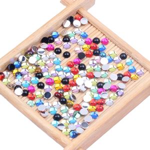 Vente en gros Emballage en vrac Bonne qualité 4mm Dos plat Strass en résine Hot Fix pour Nail Art Décoration de vêtement Autres applications - Product Image 1