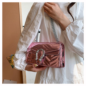 Bolsos de Mano de Cuero PU Estilo 2024 para Mujer, <span class=keywords><strong>Bolso</strong></span> Bandolera Casual Brillante <span class=keywords><strong>con</strong></span> <span class=keywords><strong>Cadena</strong></span> Portátil, <span class=keywords><strong>Bolso</strong></span> de Vestir Moderno - Product Image 4