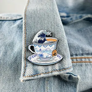 Épinglette en métal émaillé Grande Vague de Kanagawa, Mont Fuji, Tempête dans une tasse de thé, Badge, Bijou d'art, Cadeau pour fans, Objets de collection - Product Image 4