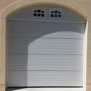 <span class=keywords><strong>Porte</strong></span> <span class=keywords><strong>de</strong></span> <span class=keywords><strong>garage</strong></span> <span class=keywords><strong>sectionnelle</strong></span> automatique moderne en aluminium isolé à lattes plates, aspect bois, avec fenêtres latérales pour villa - Product Image 2