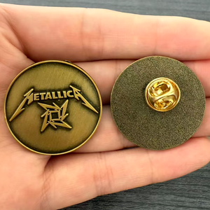 Al por mayor: Pin de solapa metálico vintage de la banda METAL LICA, insignia de colección de recuerdos, pin de merchandising musical metálico para mochilas y bolsos - Product Image 3