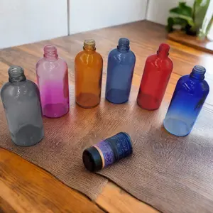 नई डिज़ाइन 30 मिलीलीटर खाली रंगीन इत्र की बोतल ग्लास आवश्यक तेल की बोतल