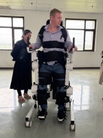 Nouvel exosquelette robotisé avec support dorsal confortable et airbags de protection pour une adaptation facile des patients