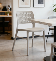 Chaise de salle à manger commerciale empilable en PVC, style minimaliste moderne, avec dossier perforé, pour la maison, les cafés, les banquets et les restaurants