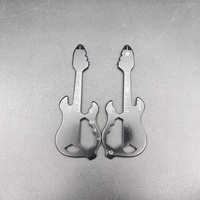 Porte-clés multifonction en forme de guitare 12 en 1, outil de poche EDC avec tournevis, ouvre-bouteille, clé à rayons, règle hexagonale, réparation de vélo