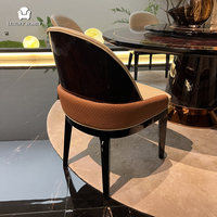 Ensemble de table à manger italienne avec 6 chaises de designer, fabrication Foshan, pour usage domestique, hôtelier et projets de villas, vente en gros