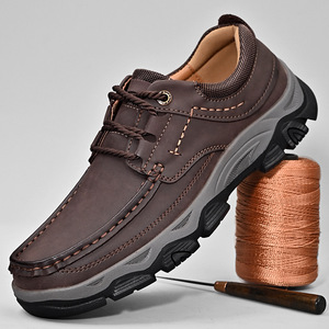 Mocasines de cuero PU para hombre, sin cordones, suela de goma, forro de felpa, patrón liso, logotipo bordado, zapatos casuales de moda para todas las estaciones - Product Image 1