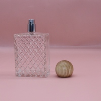 Flacon de parfum en verre gaufré carré de 100 ml avec bouchon rond en bois