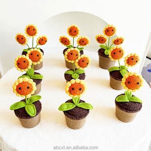 Tournesol artificiel fait main au crochet avec motif visage souriant pour décoration de bureau de Noël - Halloween, Remise de diplôme, Noël - Product Image 6