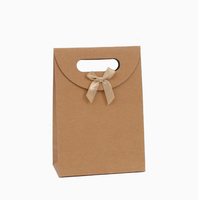 Sac cadeau de luxe écologique monochrome à thème nœud, avec poignées découpées, en carton ivoire, estampage à chaud et boucle adhésive pour cadeaux de fête