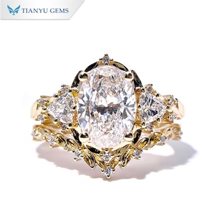 Anillo de Compromiso Tianyu Gems Personalizado en Oro Amarillo de 14K con Diamante de Laboratorio DEF de Corte Ovalado y Triangular con Engaste de Garras - Product Image 1