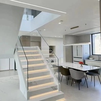 Escalier en marbre et en acier avec bande de roulement en quartz antidérapante et lumière LED Design élégant à bas prix vente en gros