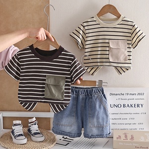 Ensemble deux pièces d'été rayé à manches courtes avec poches pour garçons, tenue décontractée légère pour enfants - Product Image 1