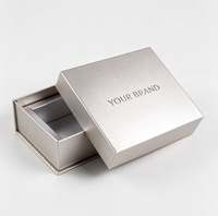 Boîte rigide personnalisée avec couvercle et base métallisés champagne, logo de marque en relief pour bijoux, montres et emballages cadeaux haut de gamme